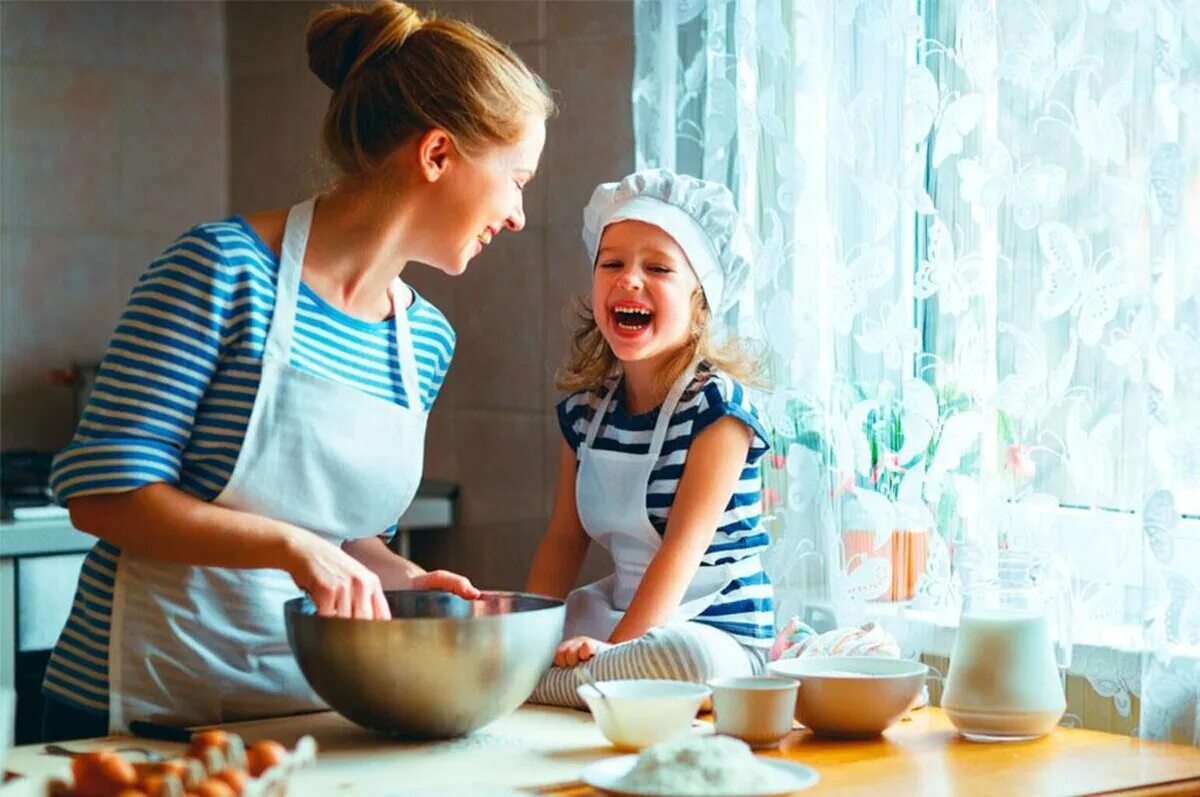 Семья на кухне. Семейная фотосессия на кухне. Семья готовит на кухне. Мама готовит с ребенком вечером.