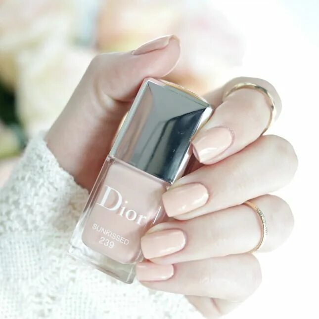 Диор нюд. Лак диор 402 кашемир. Лак диор 400. Dior Nail Polish 500 Apricot. Лак диор оттенок 400.