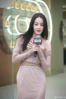 Địch Lệ Nhiệt Ba diện chiếc váy lệch vai giữa thời tiết 7 độ C khi tham gia...