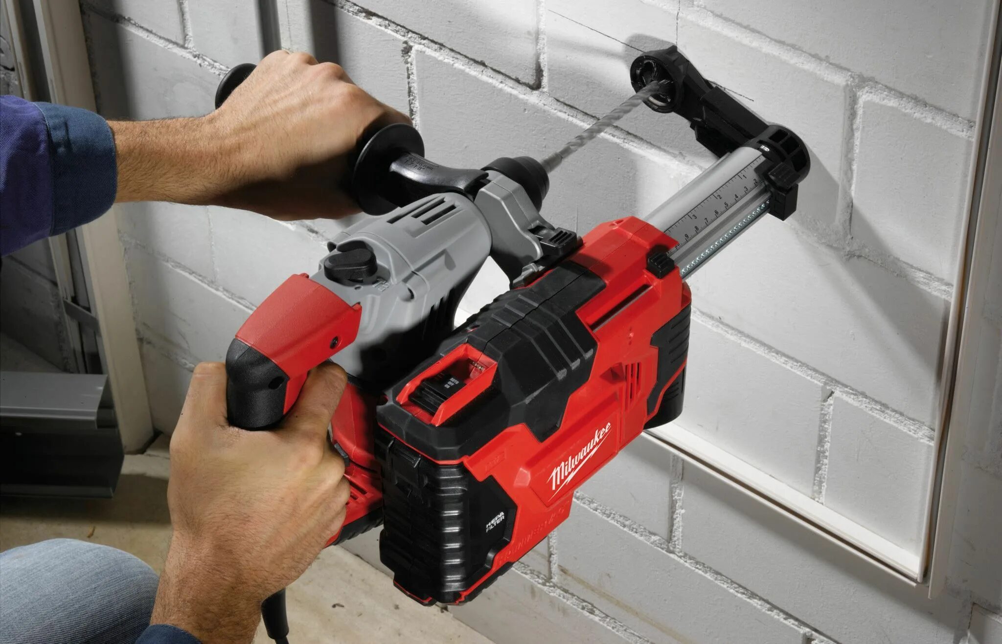 Аккумуляторный перфоратор с пылесосом. Milwaukee m12 перфоратор. перфоратор milwaukee m18 с пылесборником. milwaukee m12 пылесборник. пылесос для перфоратора milwaukee.