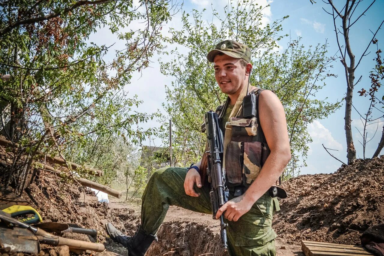 Записаться в ополчение. Памятник героям 13-й ростокинской дивизии народного ополчения. Русские добровольцы на украине. Алексей дикий военный. Форма ополченцев.