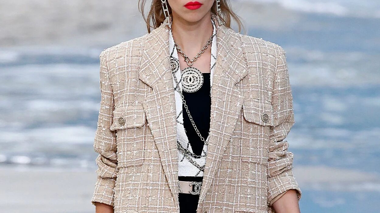 Balmain пиджак женский 2021. Пиджак в стиле. Твидовый жакет как шанель. Женский твидовый пиджак mio mio. Твидовый жакет шанель.