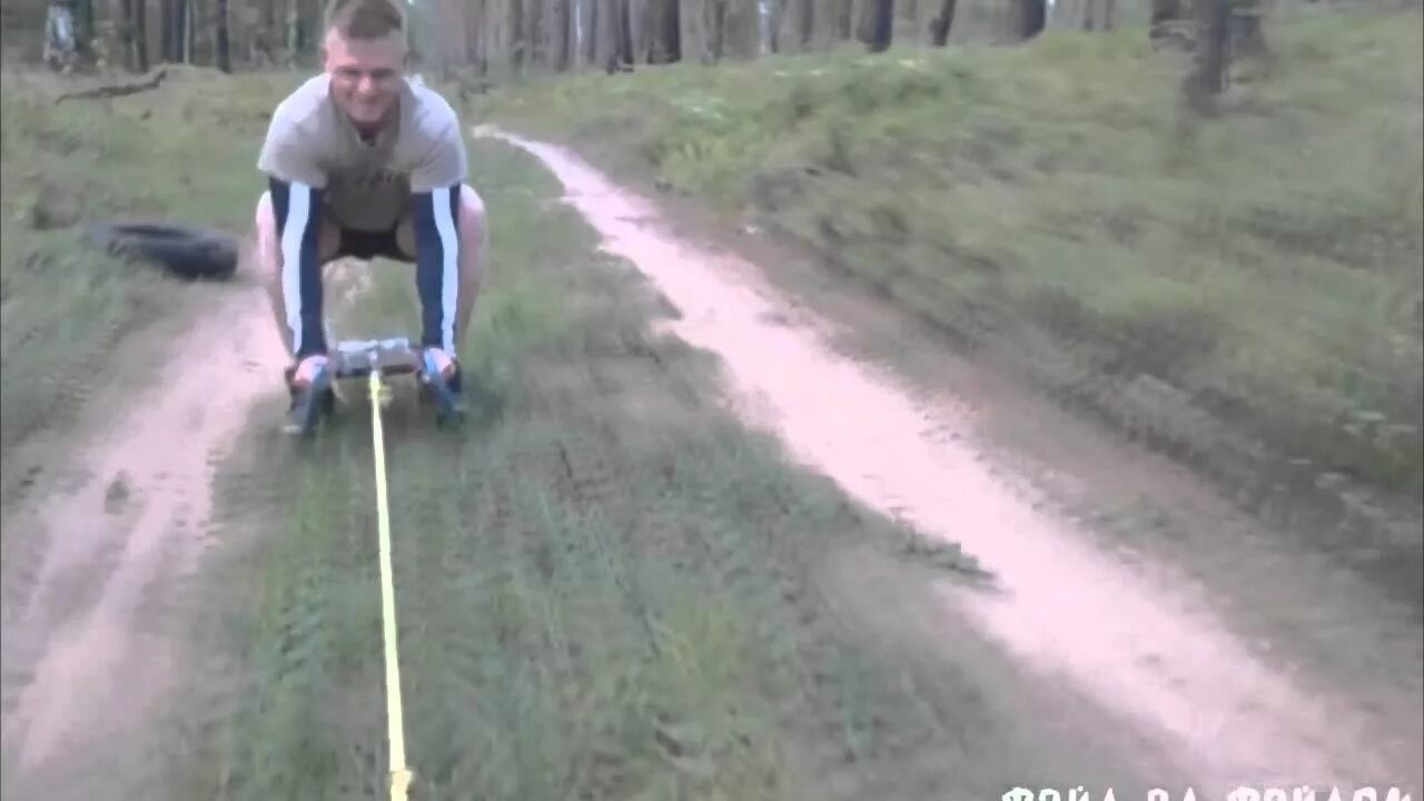 Канал сани видео. На санках по асфальту. Летом на санках по асфальту. Сани летом. Спуск на санях летом по асфальту.