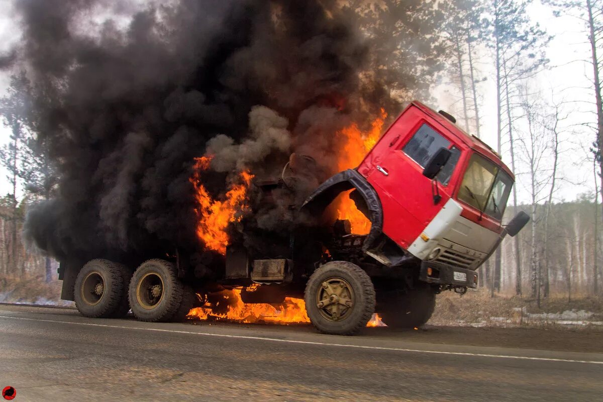 Аварий грузовых автомобилей. КАМАЗ 5320 сгорел. Грузовик пожарная машина.
