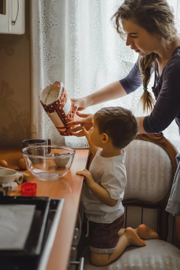 Кухня для детей. Кухня помогаю маме. Помощь маме на кухне. Мама с ребенком на кухне. Сын хочет мама помогла