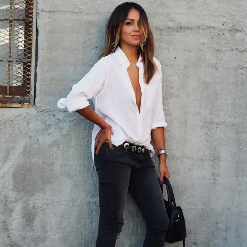 Блузка под заправку. Девушка в белой рубашке. Блузка с джинсами. Блузка заправленная в джинсы. Блузка заправленная в юбку.