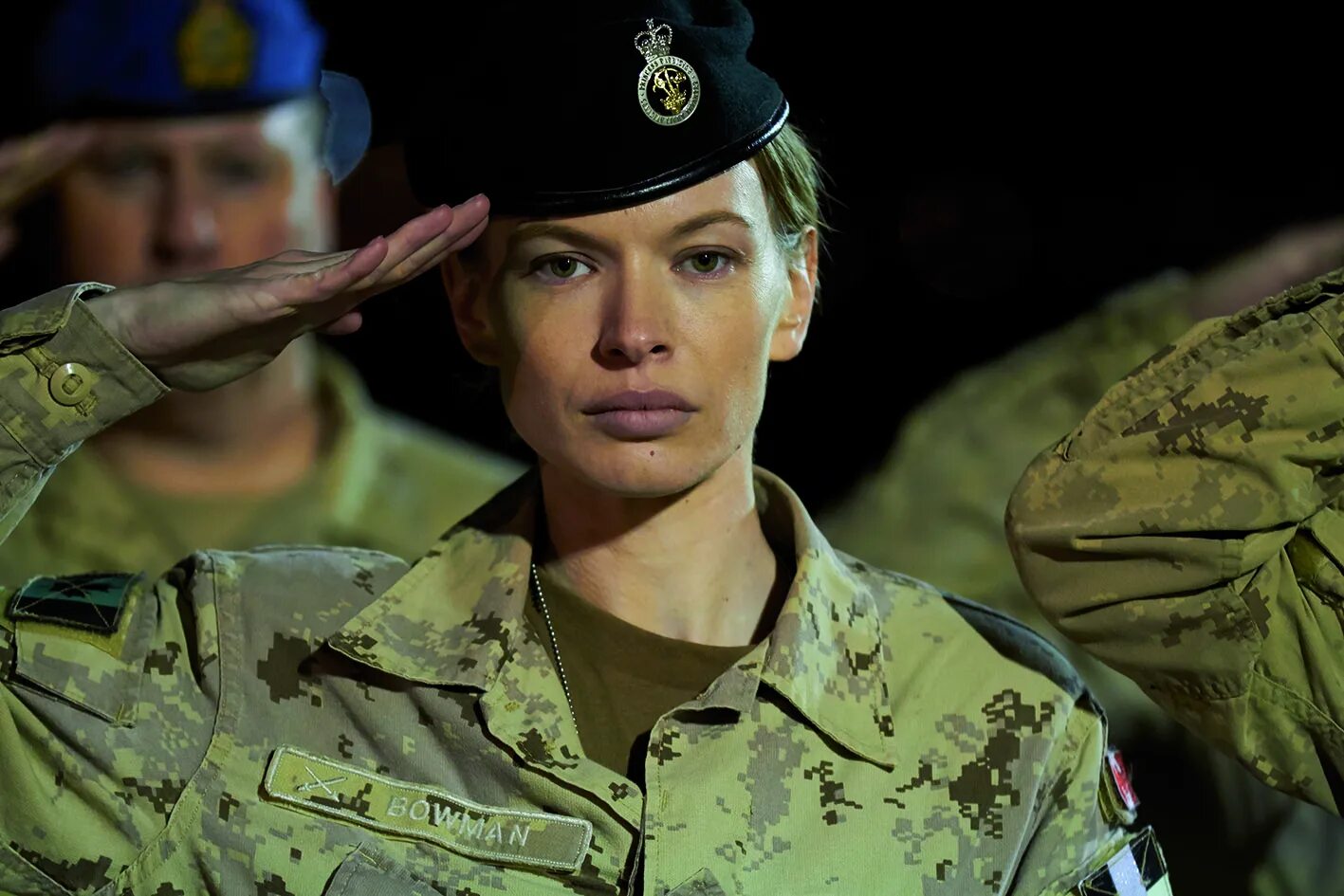 Американская военная девушка. Женщины в армии. Женщины военные США. Женщина командир армии. Женщины на современной войне.