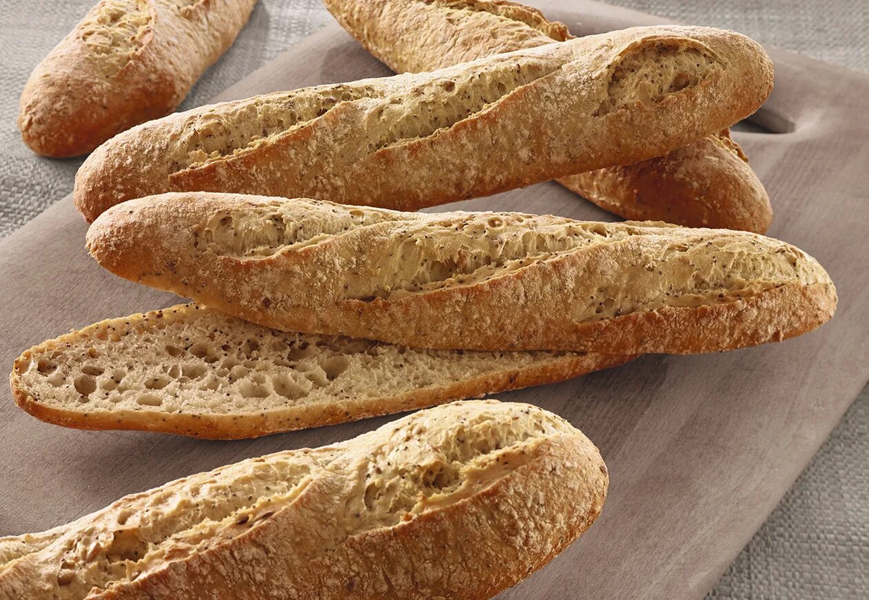 Батон из цельнозерновой муки. Хлеб пшеничный цельнозерновой. Хлеб тосканский на пшеничной закваске. Батон с сыром. Батон гречишный.