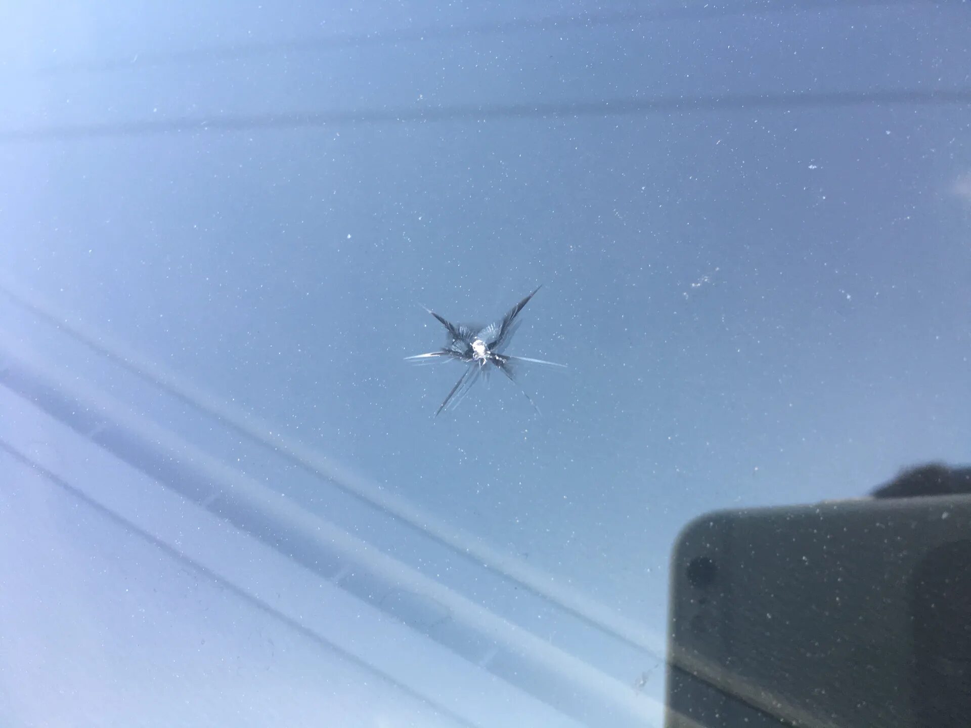 Круглый скол на лобовом стекле. Scola pro. Скол на лобовом. Скол на стекле. Скол на лобовом стекле.