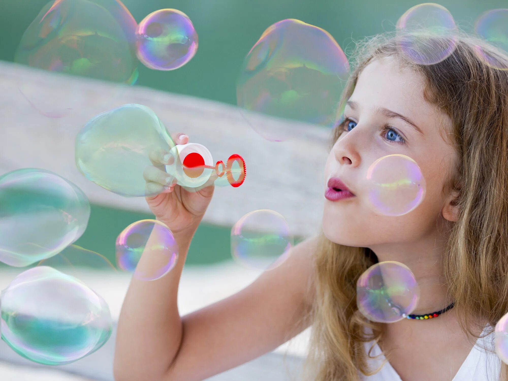 Выдуйте несколько мыльных пузырей обратите внимание. Раствор для мыльных пузырей с глицерином рецепт. Выдувание мыльных пузырей. Выдуйте несколько мыльных пузырей обратите внимание. Надувает мыльные пузыри.