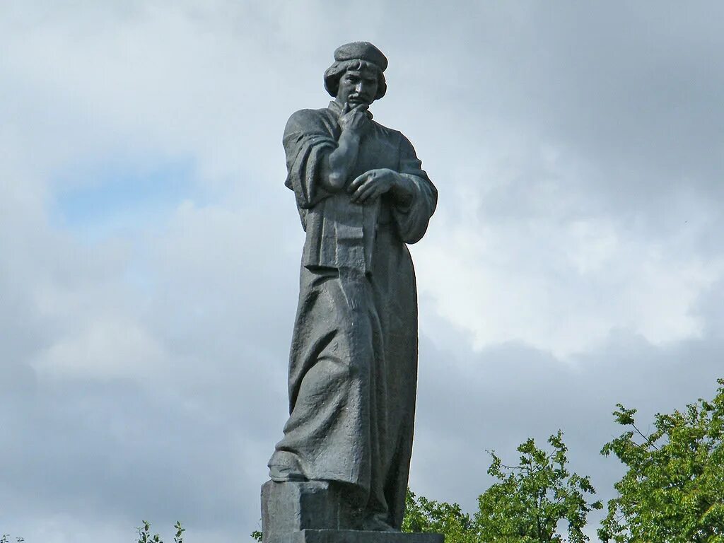 Памятник франциску скорине. Франциск скорина статуя. Памятник франциску скорине в полоцке. Памятники скорине. Франциск скорина статуя.