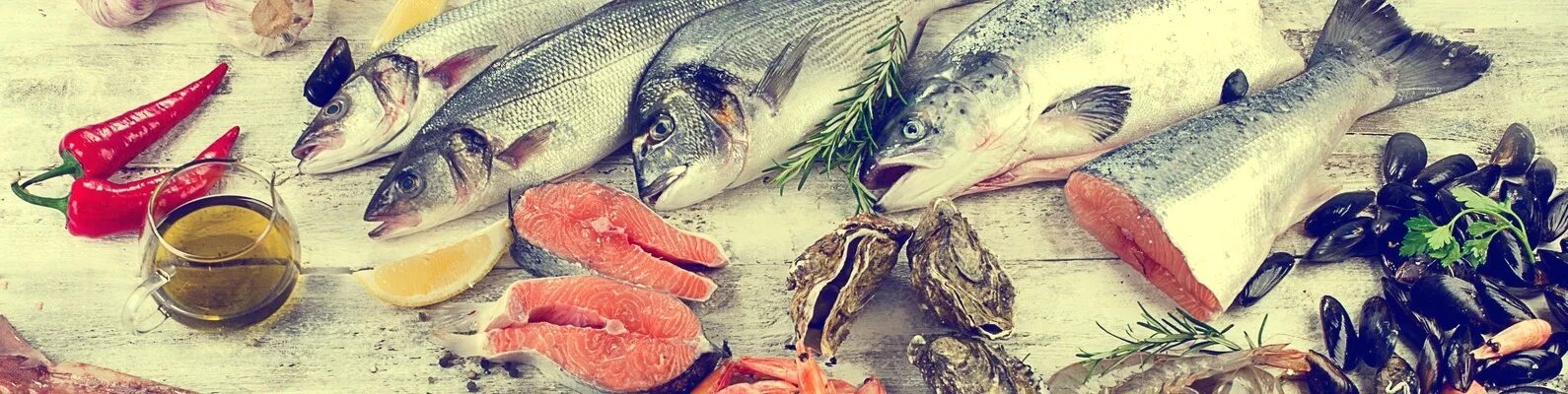 Корюшка дальневосточная свежемороженая. Айс фиш рыба. Дорадо в духовке. Сенной рынок саратов рыбный отдел. Замороженная рыба.