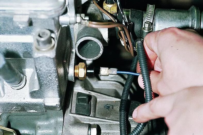 Датчики на двигателе ваз 21 14. Датчик включения вентилятора уаз 469. 406дв. Датчик оборотов ваз 2114. Датчик заднего хода ваз 21099.