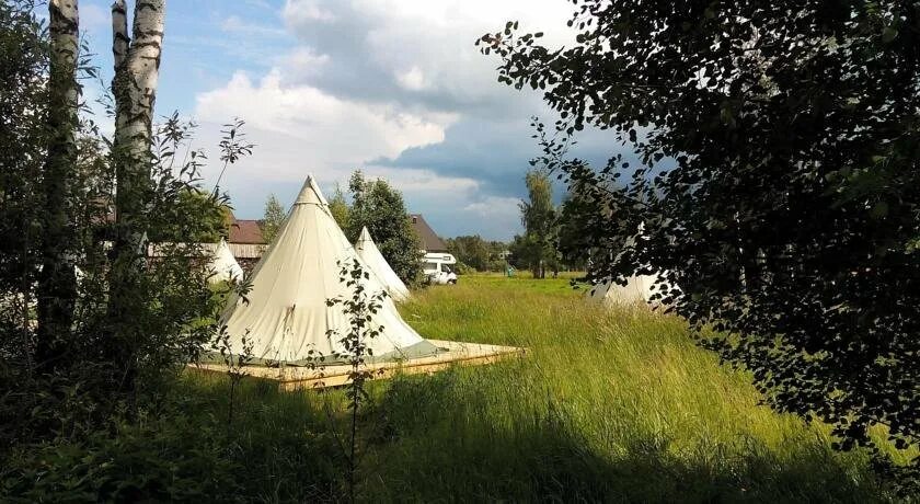 Russian camping. CAMPTOM Шуваловка. Петергоф кемпинг. Кемпинг рядом с Петергофом. Шуваловка русская деревня.