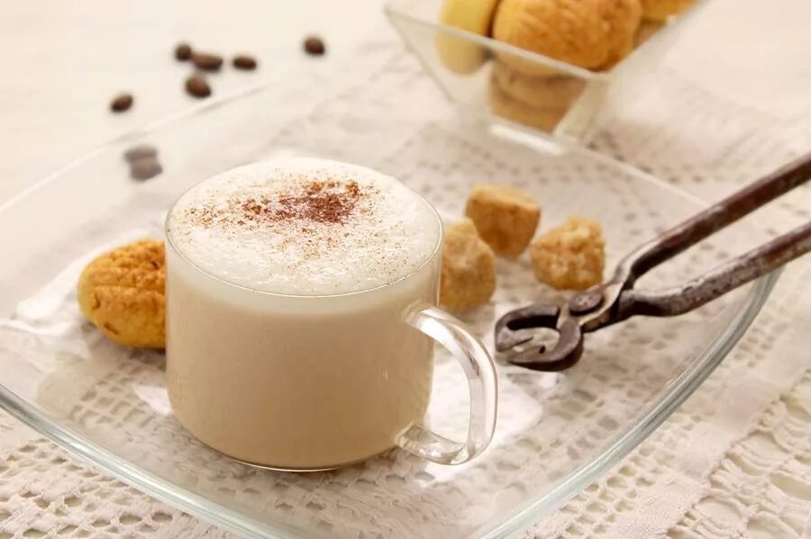 Кофе с молоком. Молочный кофе. Кофе с молоком и сахаром. Молочное кофе с сахаром.