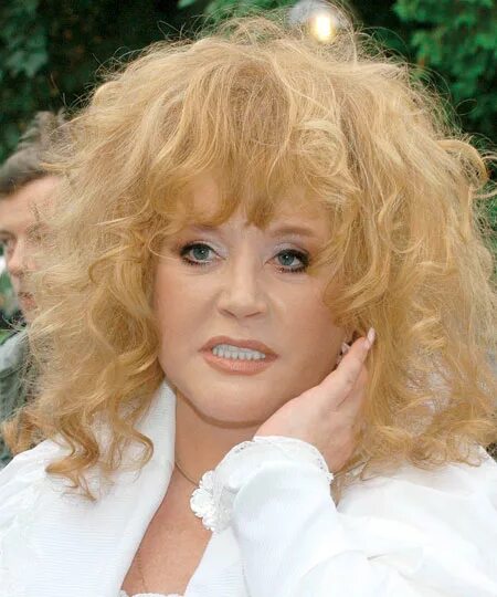 Алла пугачёва 70-80. Анна стрельцова певица. Алла пугачёва илья резник 2008. Как все по земле хожу пугачева. Пугачева в молодости красивая.