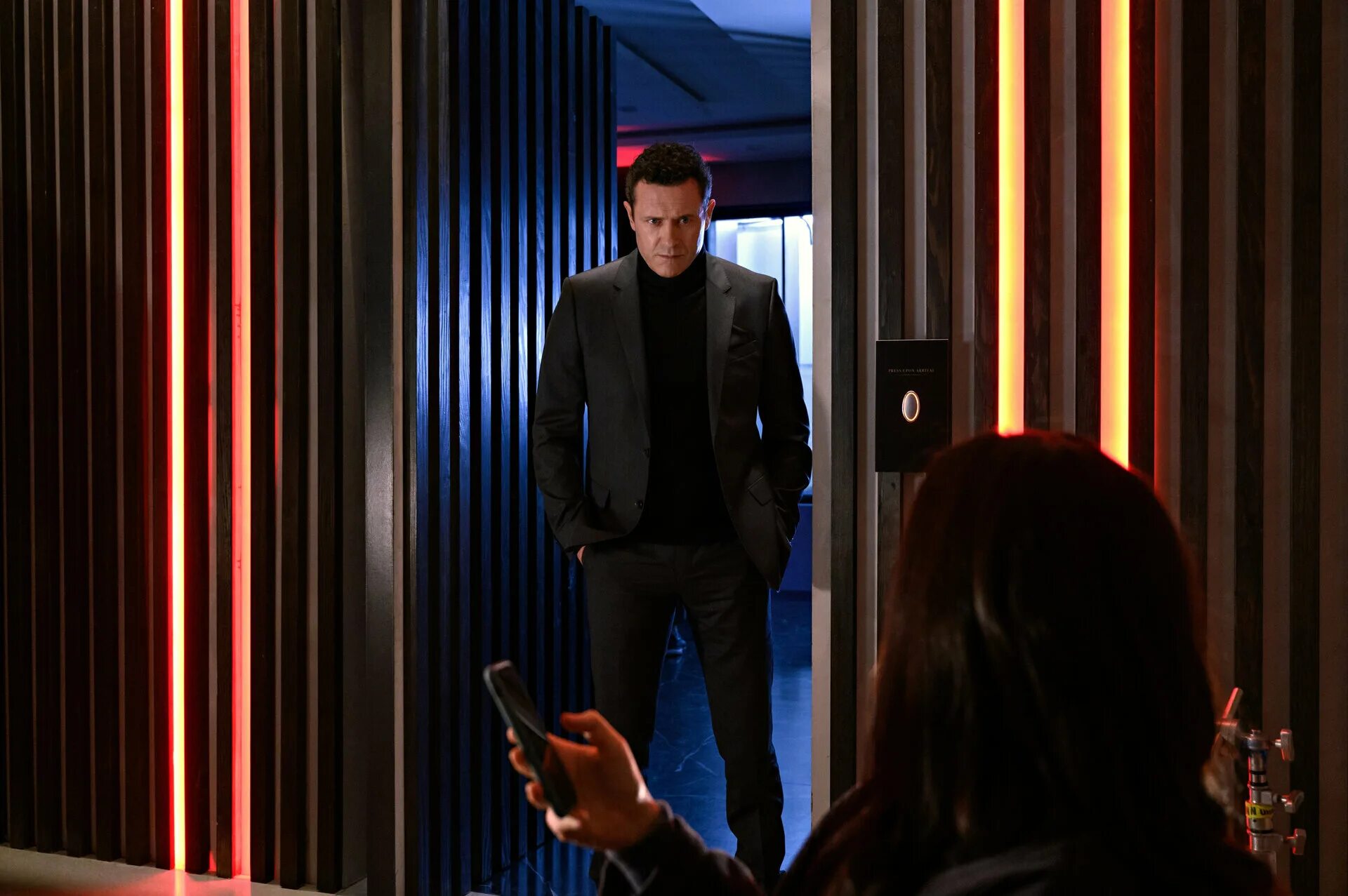 гипноз в психотерапии. гипносуггестивная психотерапия. под гипнозом hypnotic 2021. гипноз человека. сеанс гипноза.