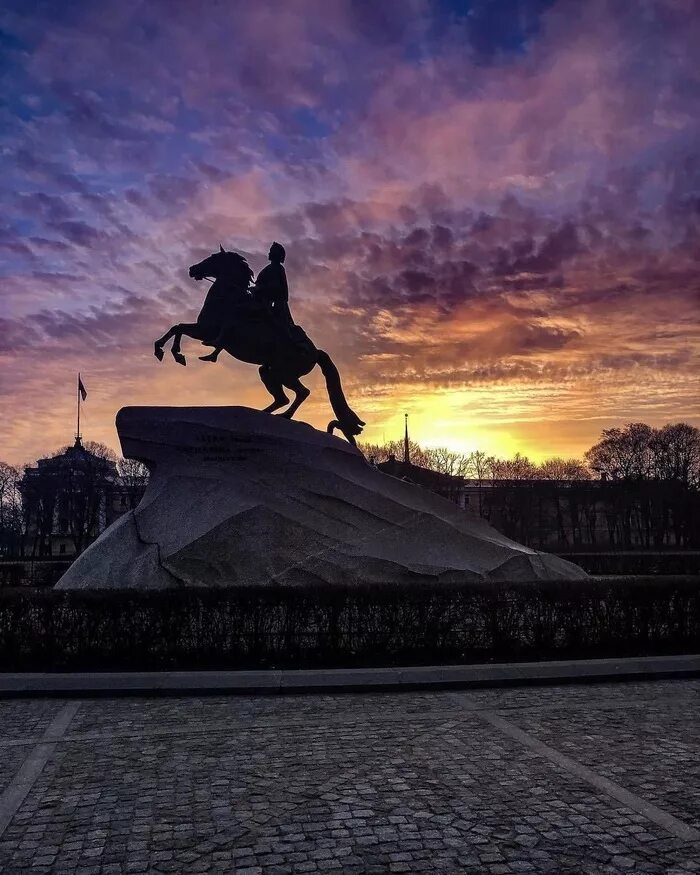 Памятник медному всаднику питер. Медный всадник в Санкт-Петербурге. Памятник Петру 1 в Санкт-Петербурге медный всадник. Питер памятник медный всадник. Памятник Петру i медный всадник.