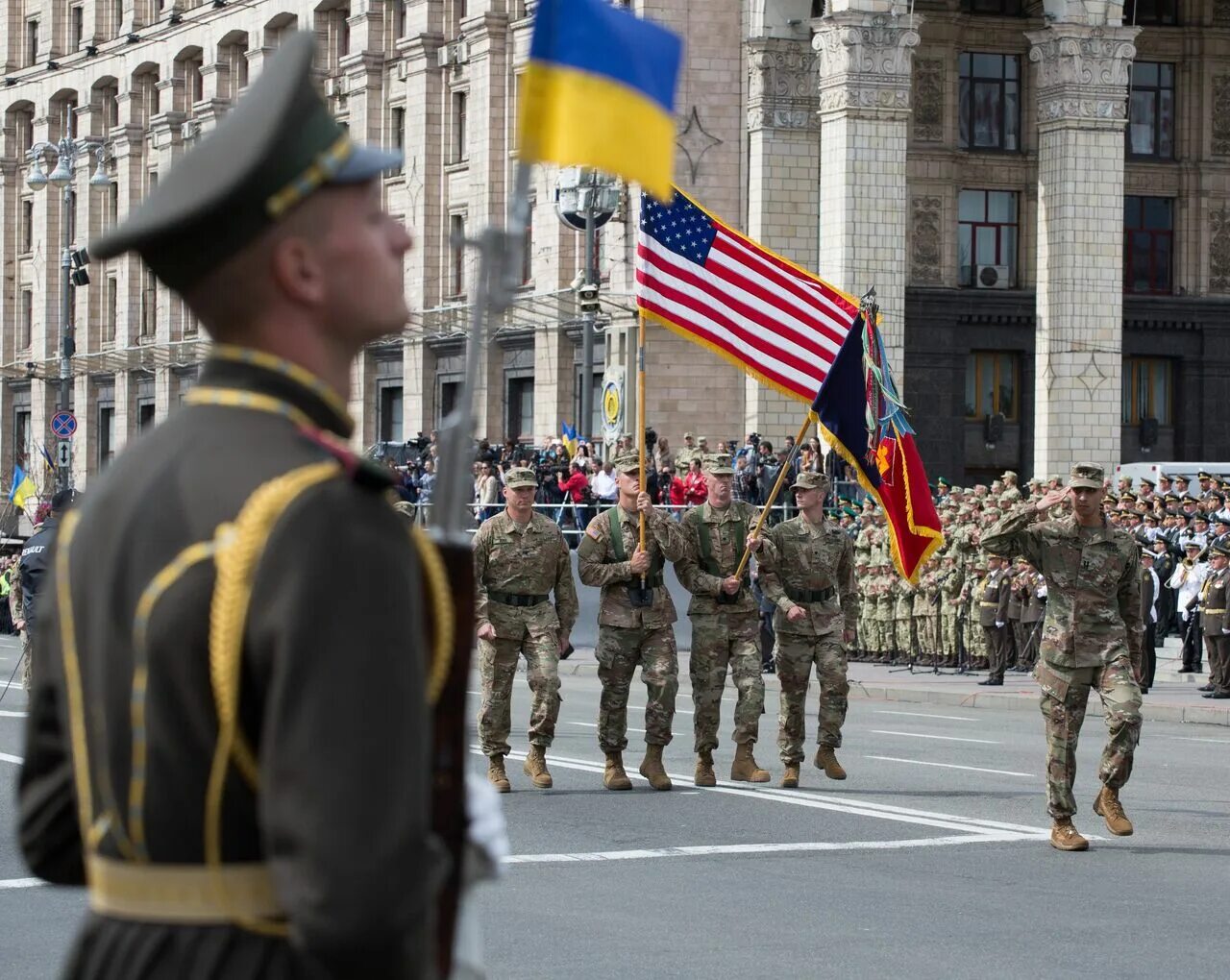 США Украина. Американские войска на Украине. Солдаты на параде. Парад в Киеве. Военное иносми