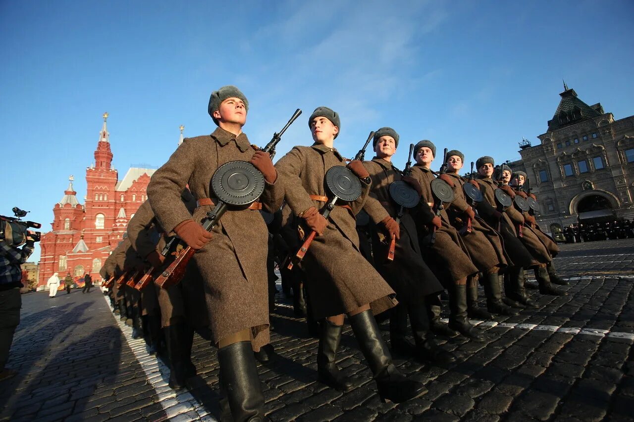 Парад 7 ноября 1941. Парад 1941 года на красной площади. Парад 7 ноября 1941 года в Москве на красной площади. День воинской славы парад 7 ноября 1941 года в Москве на красной площади. Где проходил военный парад 7 ноября 1941