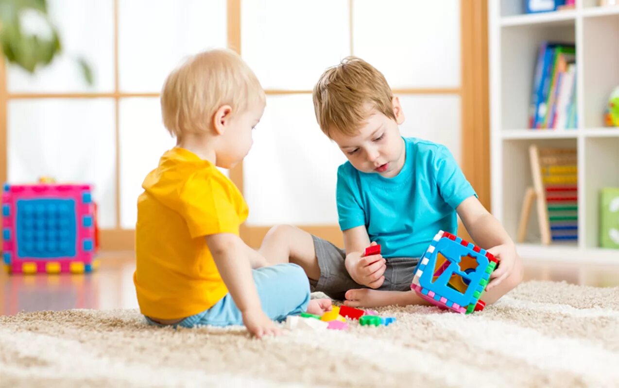 Been is a little boy. Дети играются. Раннее детство. Мини садик для детей. Игрушки для детей.