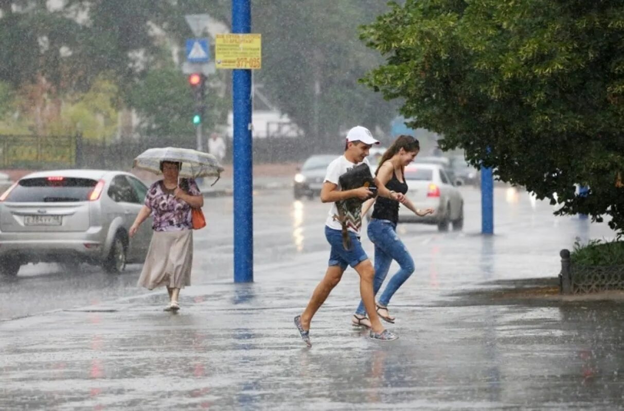 Ливень. Англичанин под дождем. Парень под дождем. Попасть под ливень. Человек дождя.