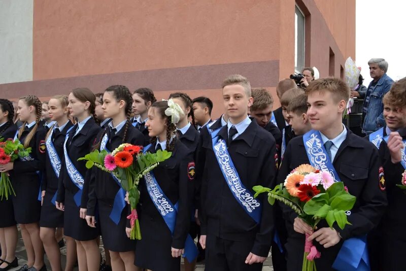 Линейки последний звонок. Кадетская школа последний звонок. Полицейский класс в школе. Линейка 9 класс последний звонок.