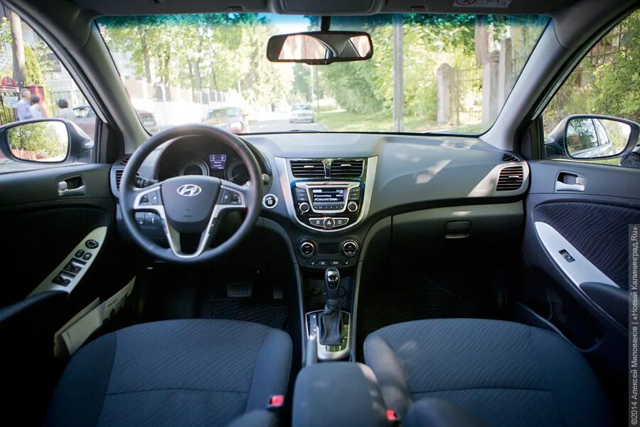 Хендай изнутри. Hyundai solaris 2013 салон. hyundai solaris 2015 салон. хендай солярис черный салон. хендай солярис 2012 черный салон.