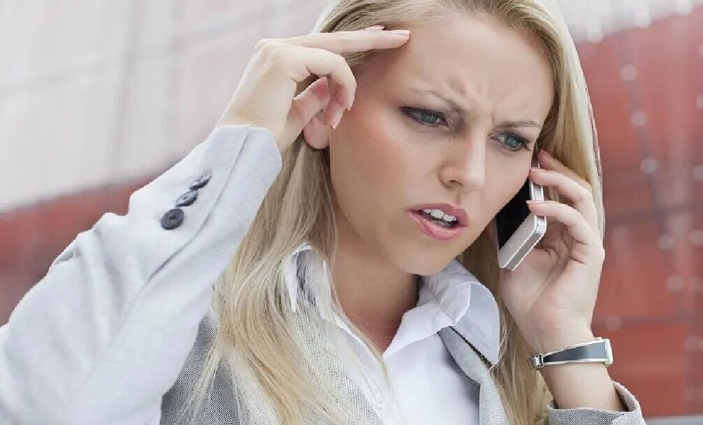 Женщина флиртует. Красивые девушки блондинки. Блондинки с разговорами. Несчастная женщина и мужчина. Разговаривают две блондинки.