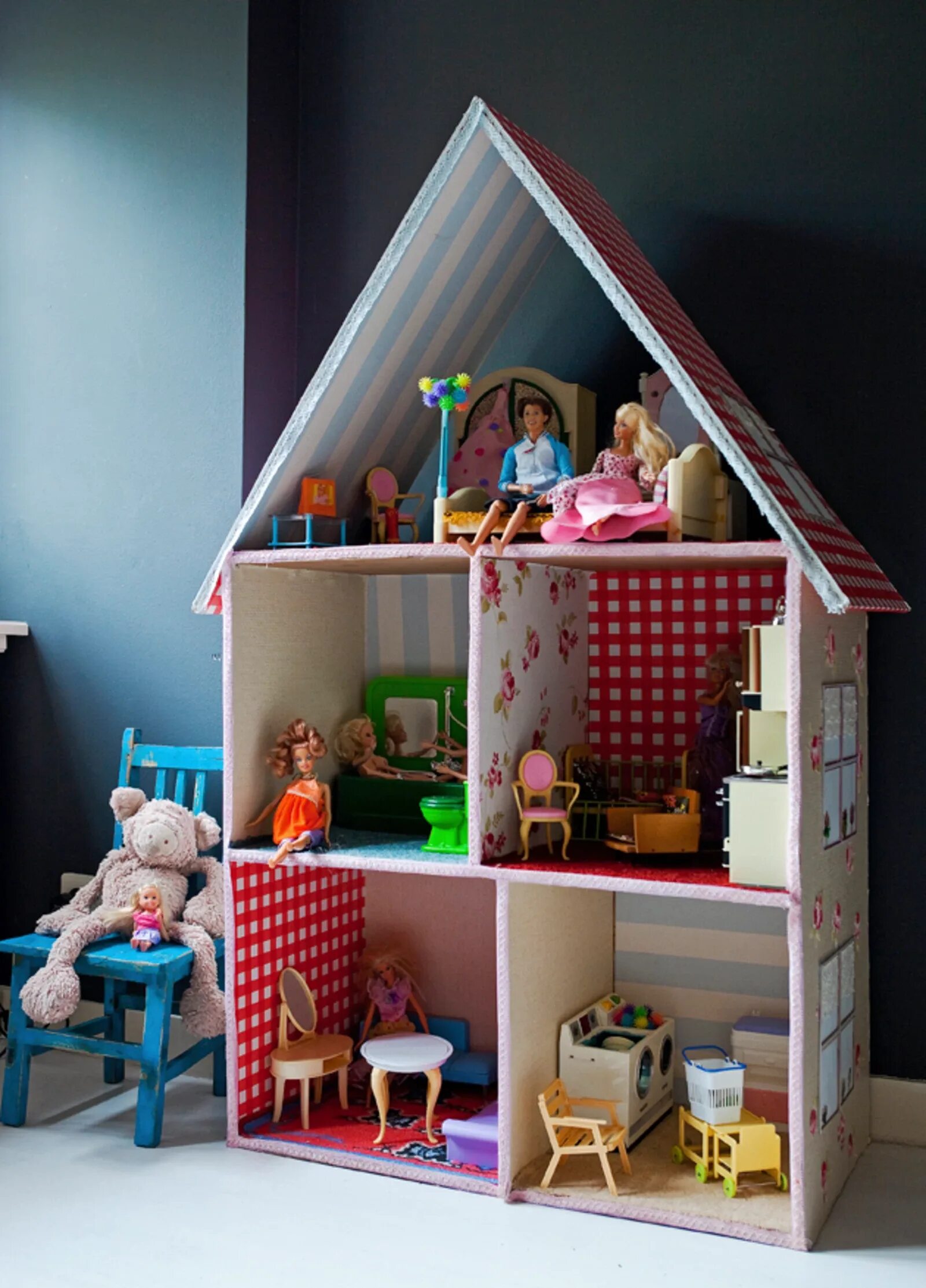 Создать на дому маленькую. Кукольный домик. Маленький кукольный домик. Домик для маленьких куколок. Маленькие куколки для домика.