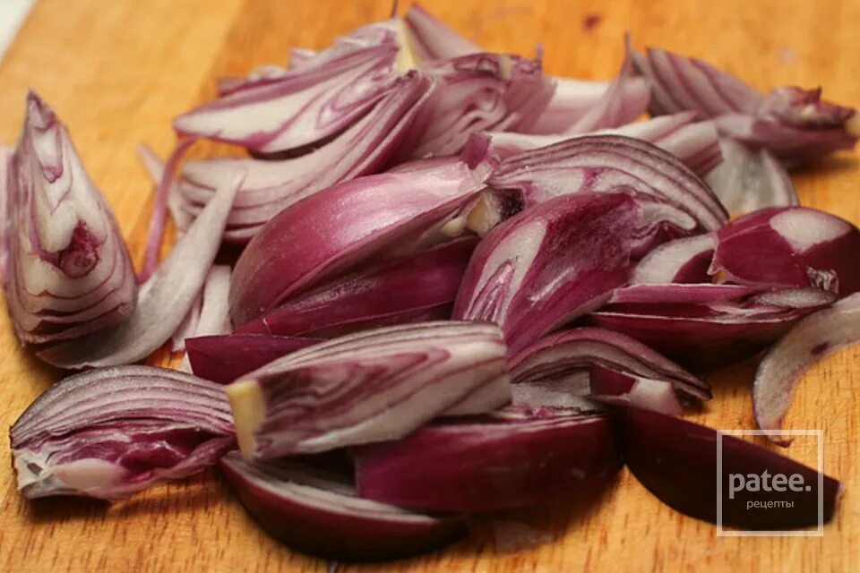 лук перышками порезать. луковое перо нарезка. лук режем пером.