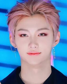 Какого цвета глаза феликса из stray kids