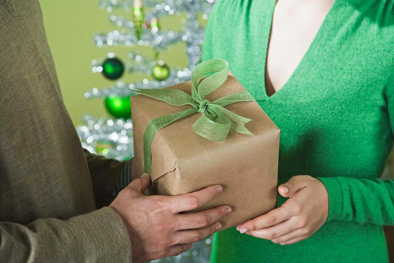 Gift friend. Подарок. Подарок зеленый. Уникальные подарки. Подарок в руках зеленый.