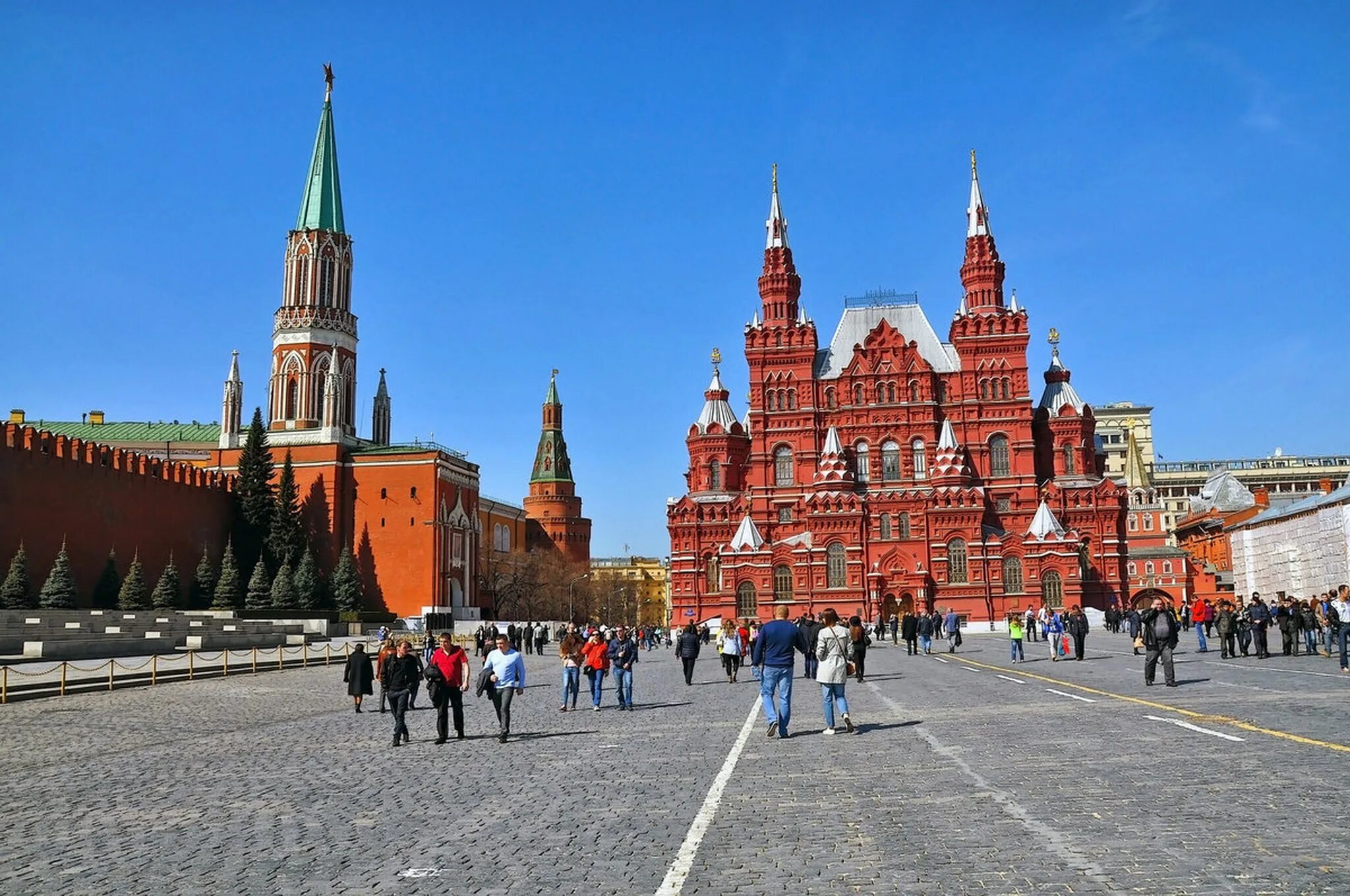 Улицу назвали красной. Московский Кремль и красная площадь, Москва. Москва Кремль красная площадь. Москва 21 век красная площадь. Центр Москвы красная площадь.