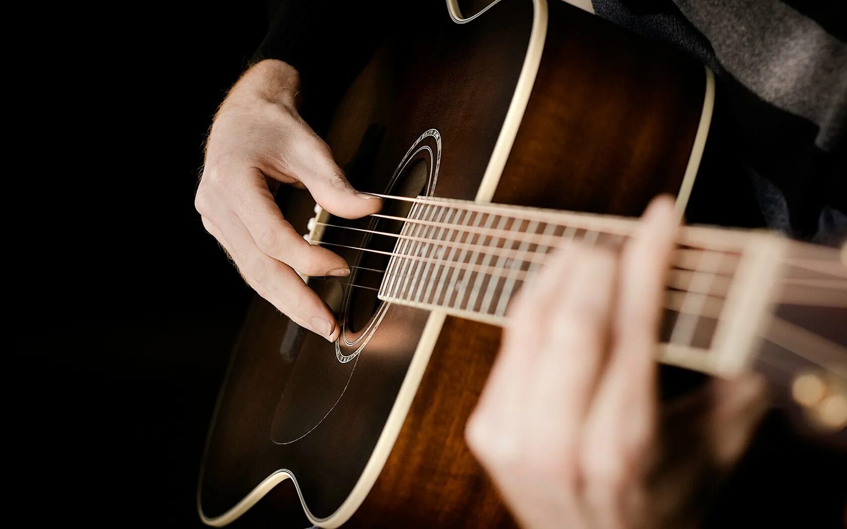 Поющие струны гитары. Гитара. Акустическая гитара обои. Гитара фото. Гитара фото картинки.
