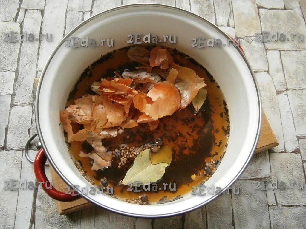Скумбрия в рассоле в луковой шелухе. Скумбрия солёная в луковой шелухе. соление скумбрии в луковой шелухе. засолить скумбрию в луковой шелухе и чае. скумбрия в луковой шелухе фото.