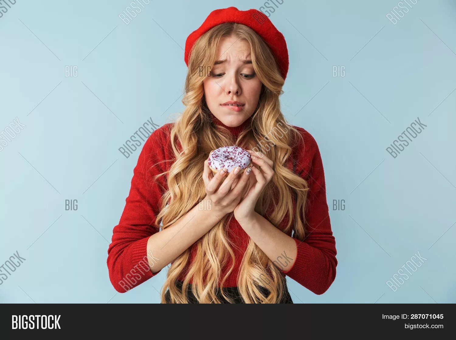 She s wearing her red. Блондинка в Красном берете. Женщина с пончиками в полный рост. Девушка с классическим пончиком. Удивлённая девушка в Красном берете с жемчугом.