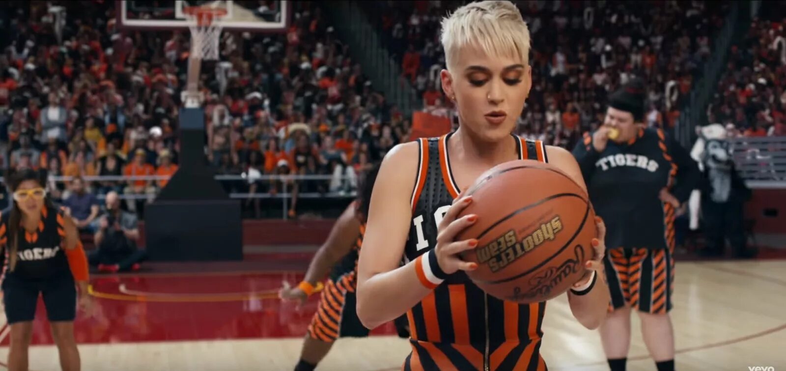 Танец свиш. Свиш свиш танец. Кэти перри swish swish. Свиш свиш пиш. Кэти перри клип про баскетбол.