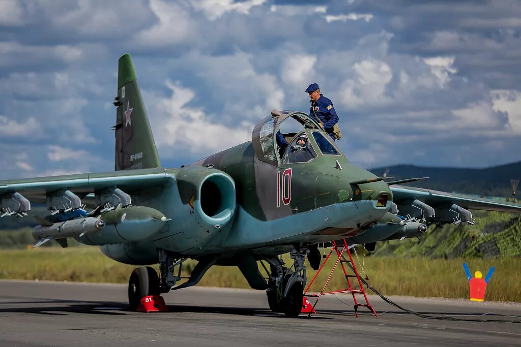 Почему су 25. Штурмовик Су-25 Грач. Грач самолет Су 25. Советский Штурмовик Су-25. Су-25см3 Витебск.