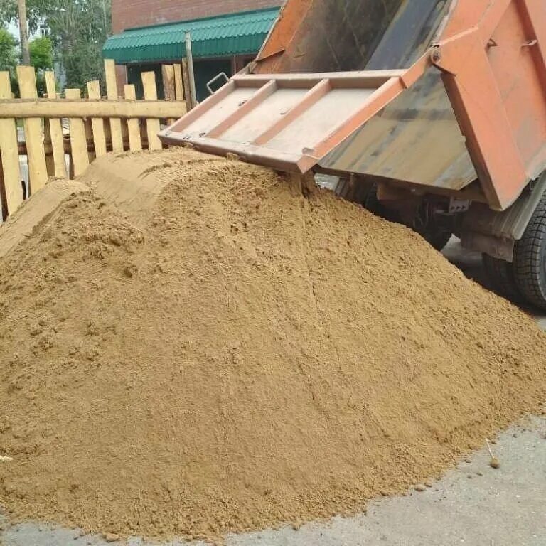 Песок строительный карьерный. Отгрузка песка. Отгрузка песка. Камаз выгружает пгс. Поставка нерудных материалов.