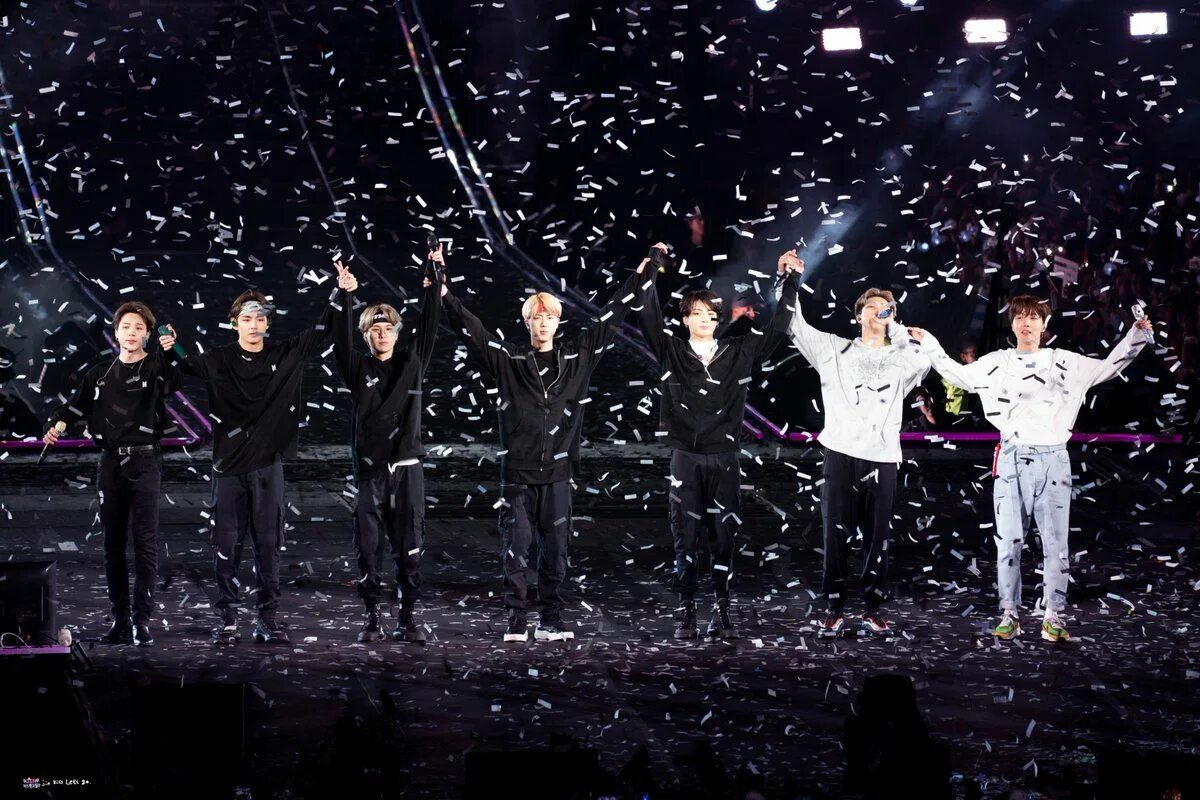Симфонический оркестр бтс. Bts 2019 концерт. бтс на сцене 2019. концерт бтс 2019. кадры с концерта бтс.