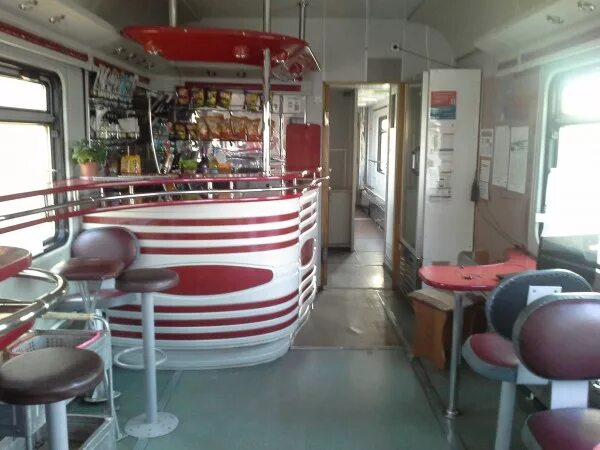 Буфет в поезде. Вагон-ресторан в стриже нижний новгород. Вагон кафе-буфет. Кухня в вагоне ресторане ржд. В вагоне ресторана самара москва поезд.