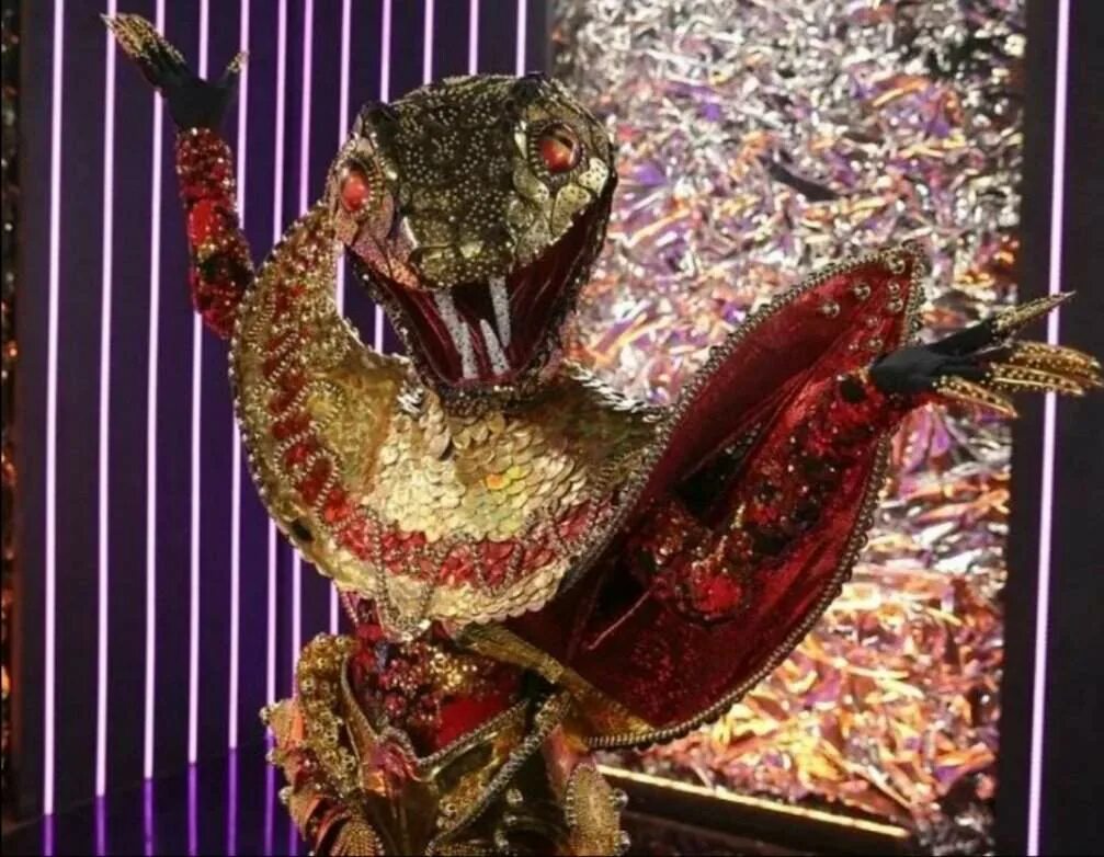 Паршута в маске змеи. Шоу маска 2 змея. Шоу маска змея кто скрывается. Шоу маска змея кто скрывается. Шоу маска змея кто скрывается.