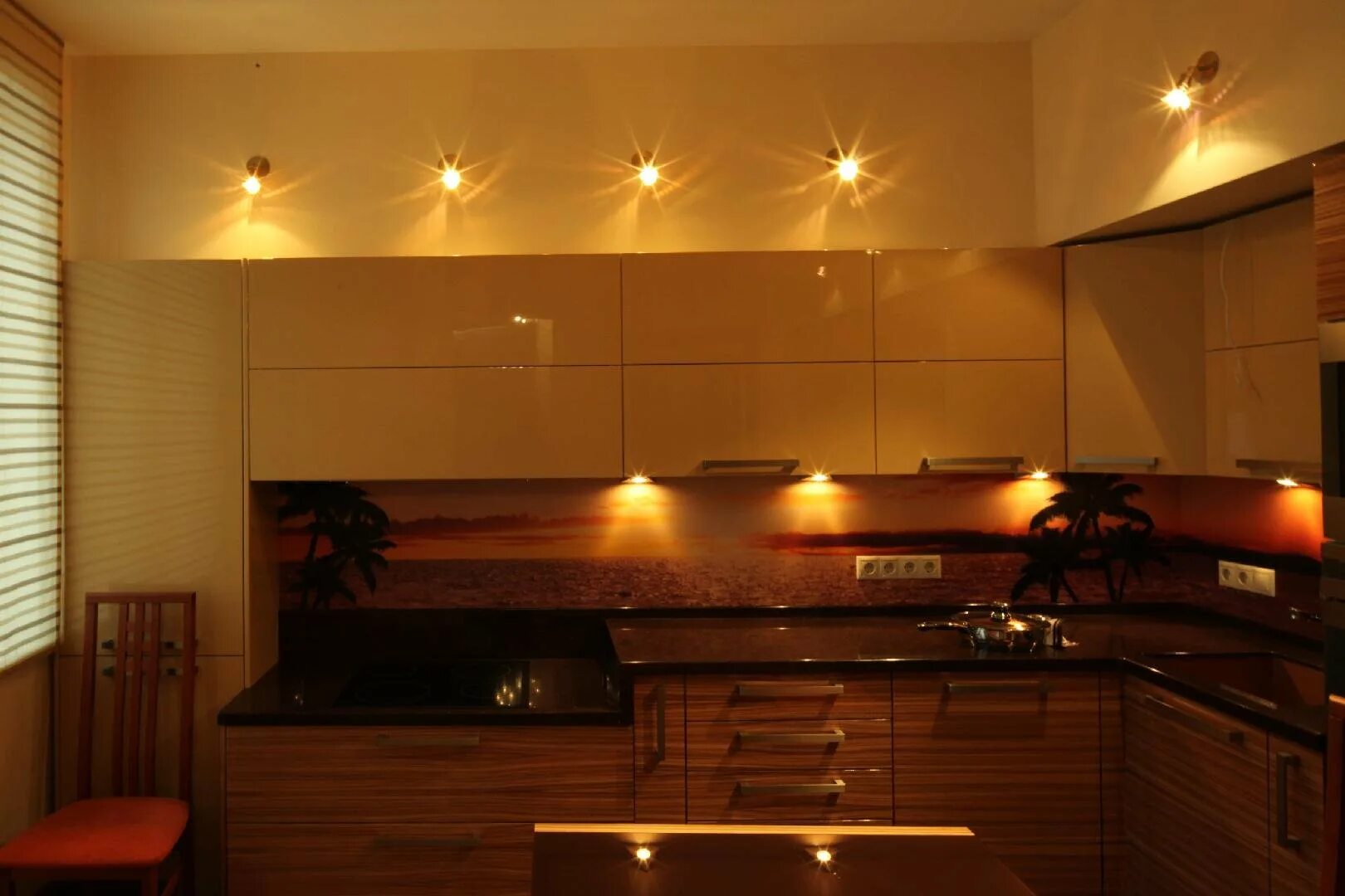 Освещение на кухне. Потолочное освещение на кухне. Освещение на кухне. Точечные светильники для потолков. Как расположить светильники на кухне.