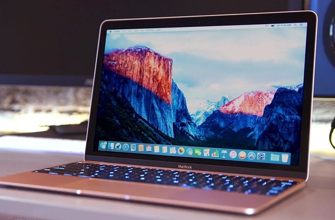 Вот фото фото стоит на экране. Проблема монитора ноутбука. Монитор ноутбука. Macbook air 11 2017. Артефакты на мониторе.