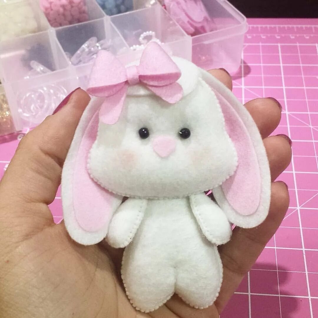 Сделать красивую игрушку. Тканевые игрушки. Зайка из фетра. Мягкая игрушка из носка. Шитые игрушки.