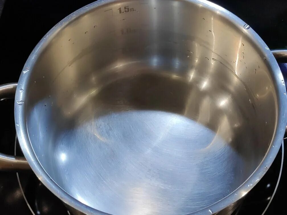 Как очистить кастрюлю от накипи. Накипь в кастрюле. Накипь в кастрюле. Очистить алюминиевую кастрюлю. Царапины в кастрюле из нержавейки.