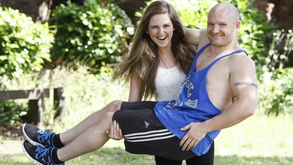 Счастливая парочка. Женщина носит парня. Рука тащит. Мужчина несет женщину на руках. Мужчина несет женщину на руках.