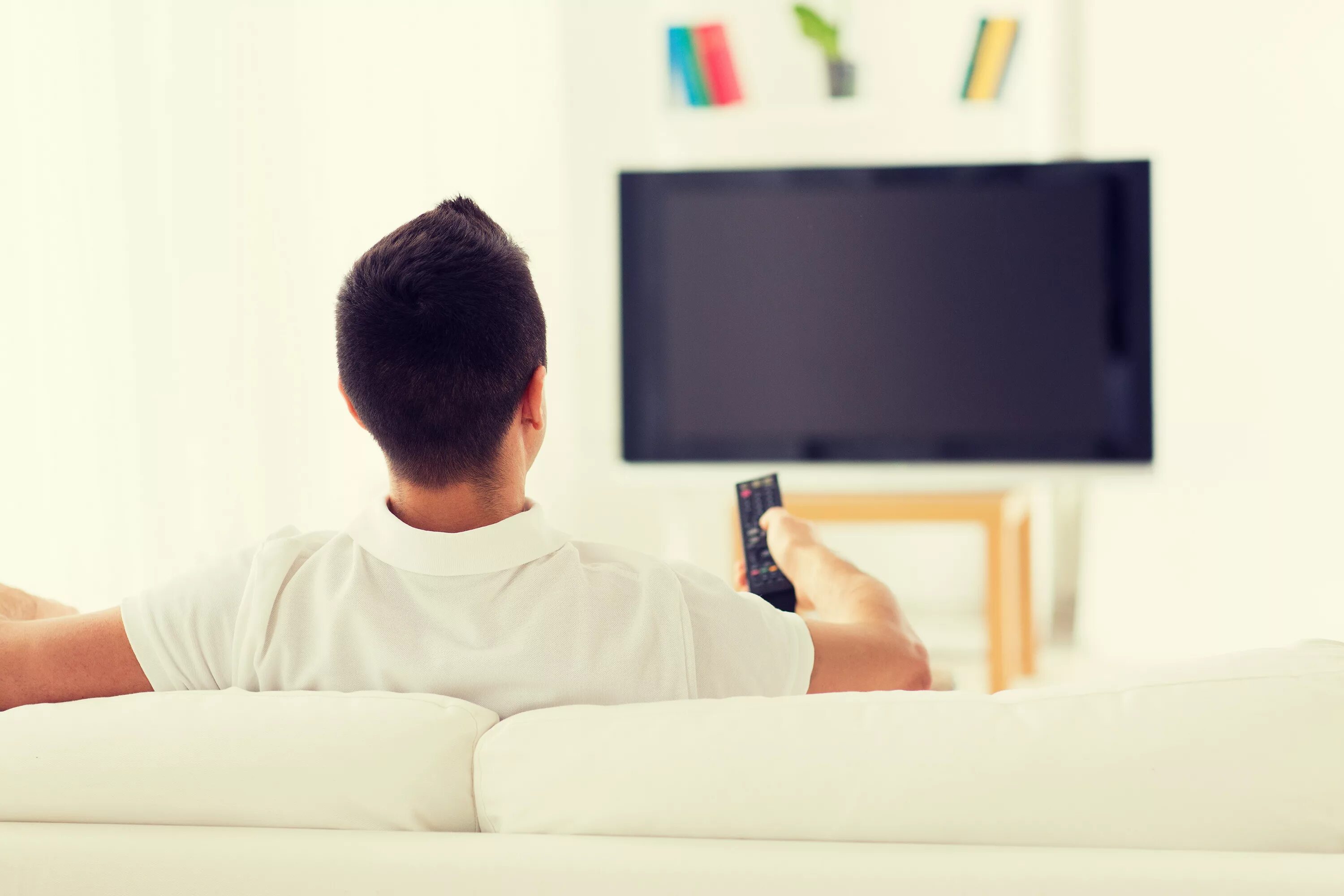 Смотрю выключенный телевизор. Человек перед телевизором. Мужчина перед телевизором. Сидит перед телевизором. Мужчина на диване перед телевизором.