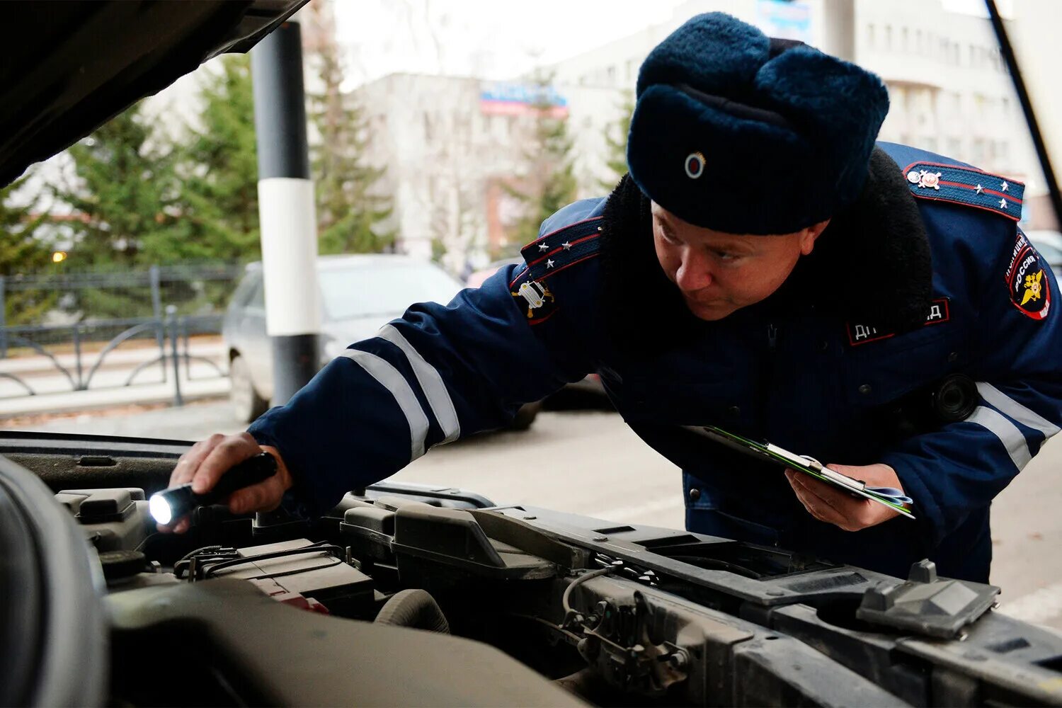 Инспектор ДПС. Осмотр автомобиля. Осмотр автомобиля в ГИБДД. Техосмотр ГИБДД.